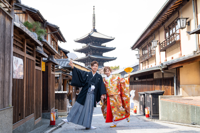 扇子をもってお二人とも「イエィ」のポーズ