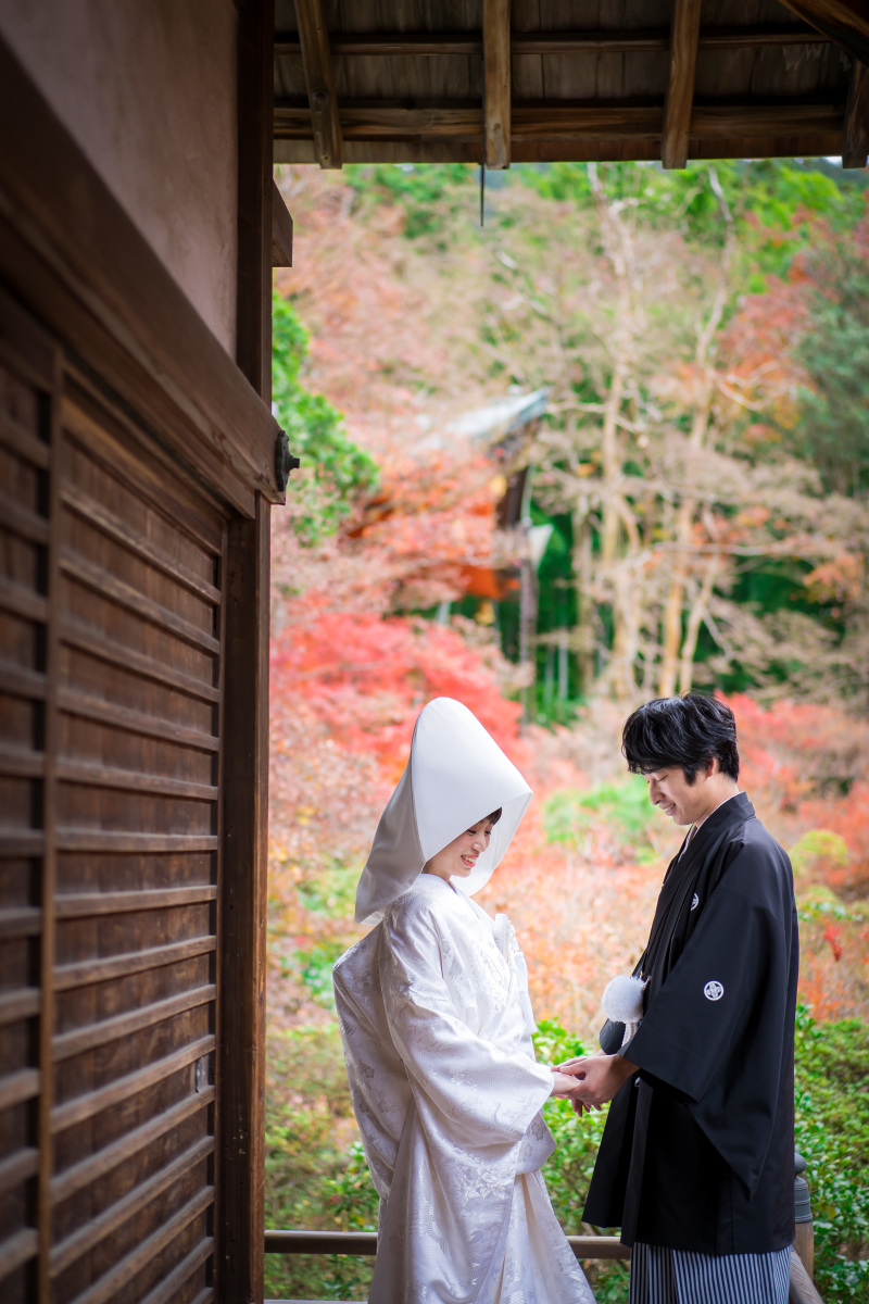 手を取り合って