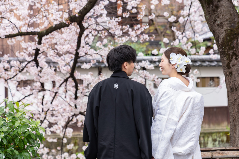 白無垢にピッタリ和の雰囲気をプラス白い胡蝶蘭