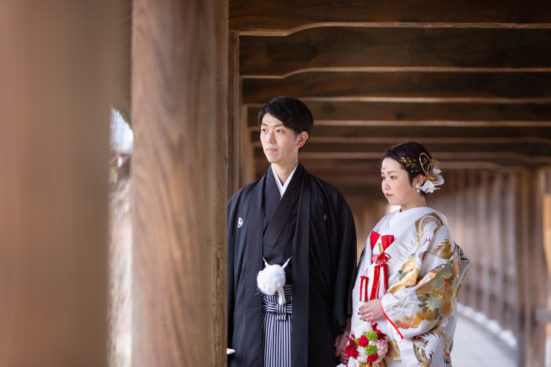 白無垢のような色打掛で華やかに