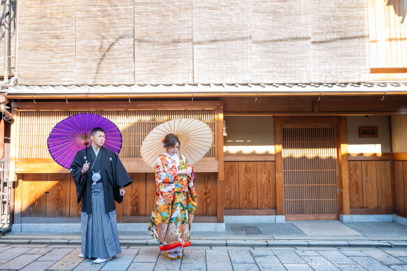 御簾がかかった祇園らしい町屋の前で