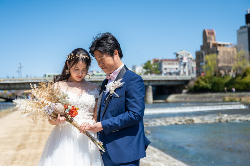 クラッチブーケとお揃いのブートニアがお似合い