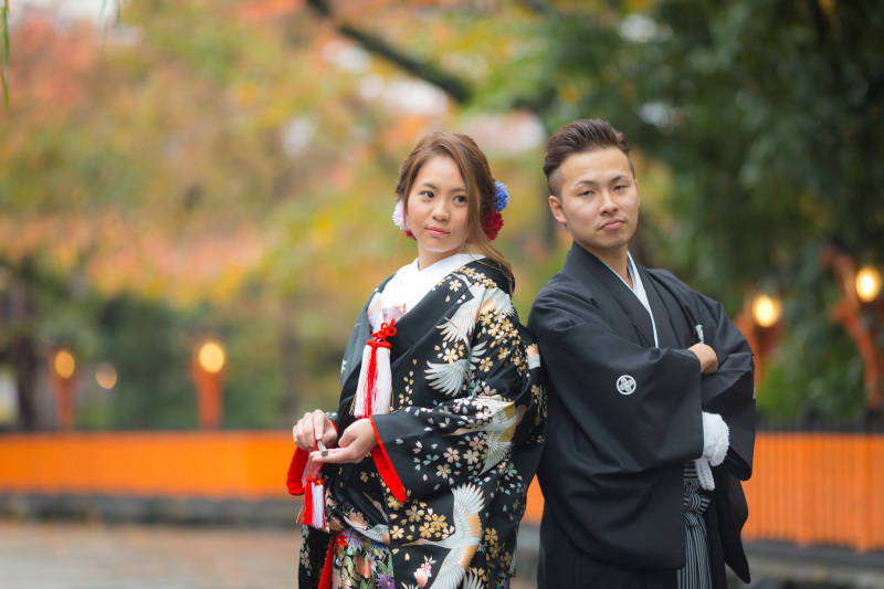 灯りだした灯篭をバックに