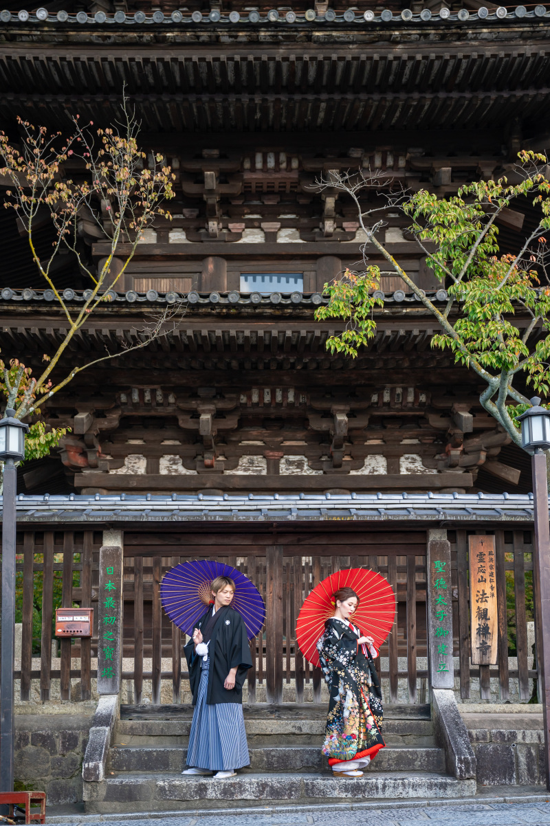 八坂の塔の下にたたずむお二人。重厚感が美しいです