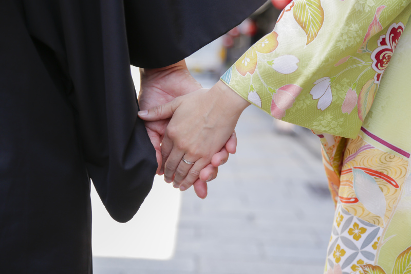 手を繋いで