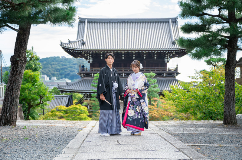 山門をバックにかっちりポーズ