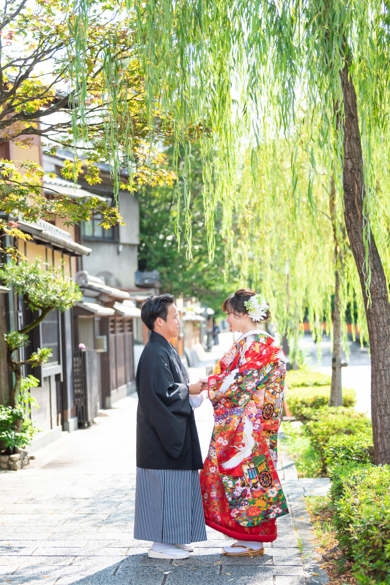 手を取り合って