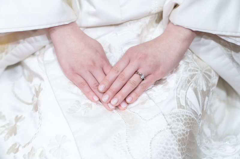白無垢の置かれた綺麗な手