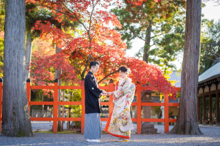 紅葉時期の神社で