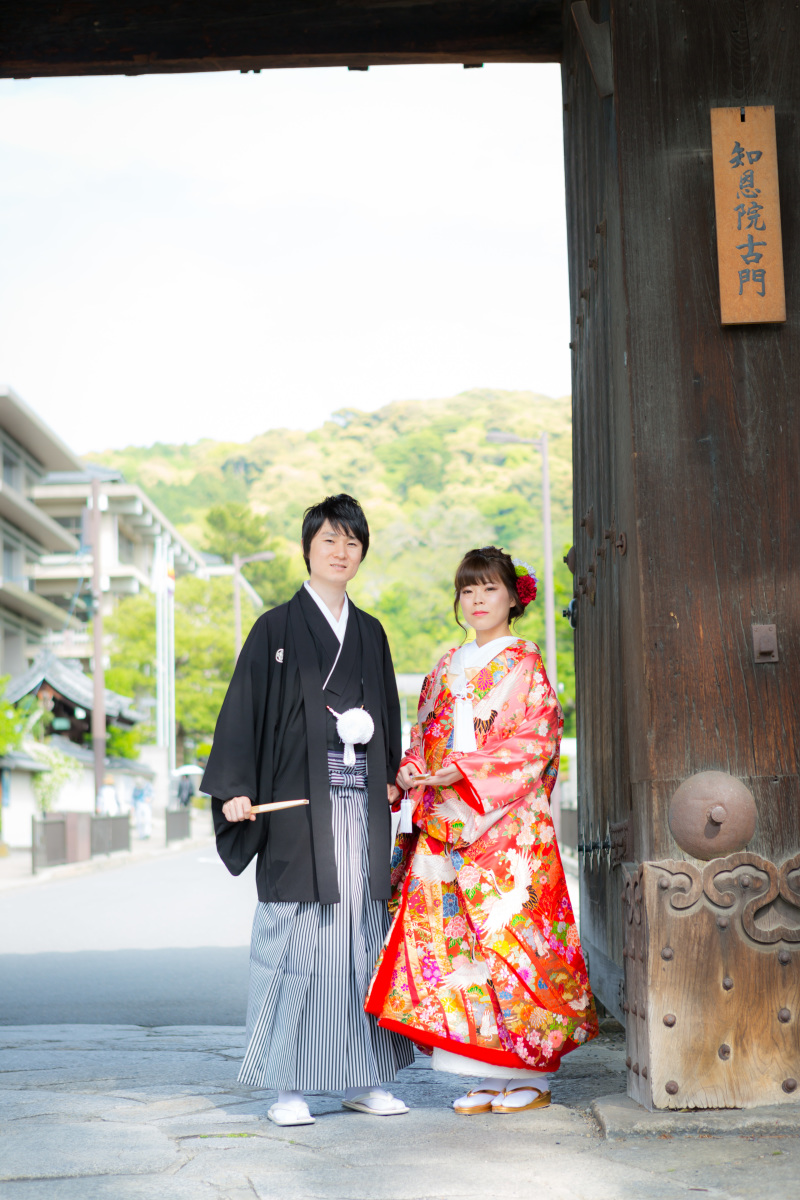 重厚な知恩院古門の前で