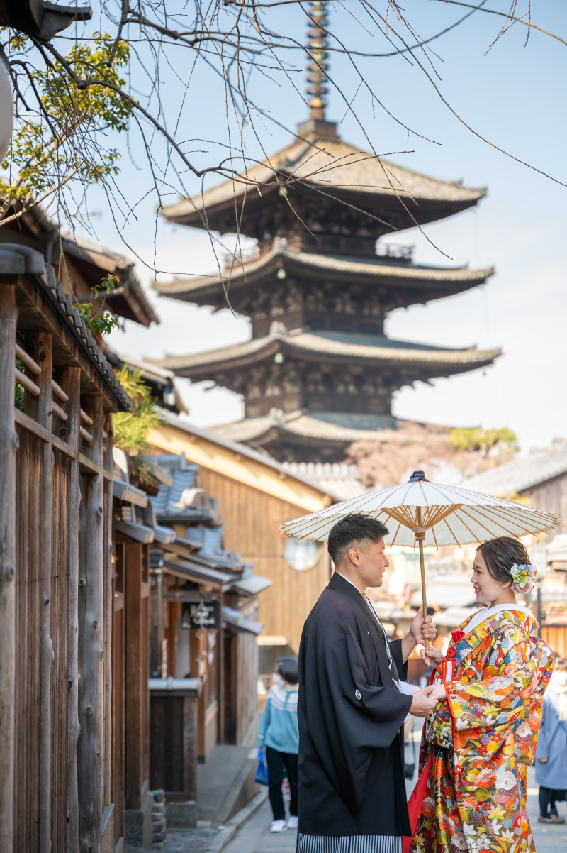 冬空に映える八坂の塔