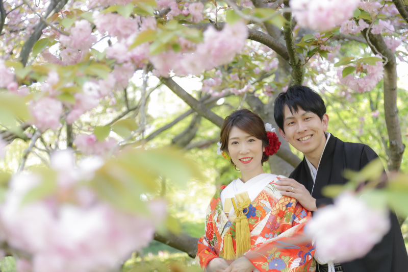 白無垢を色打掛に変えてロケ