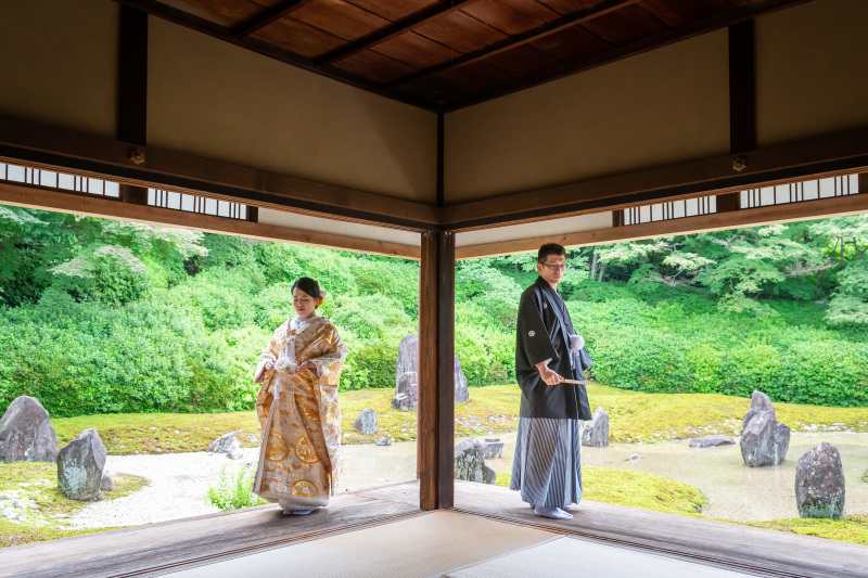 庭をバックに…