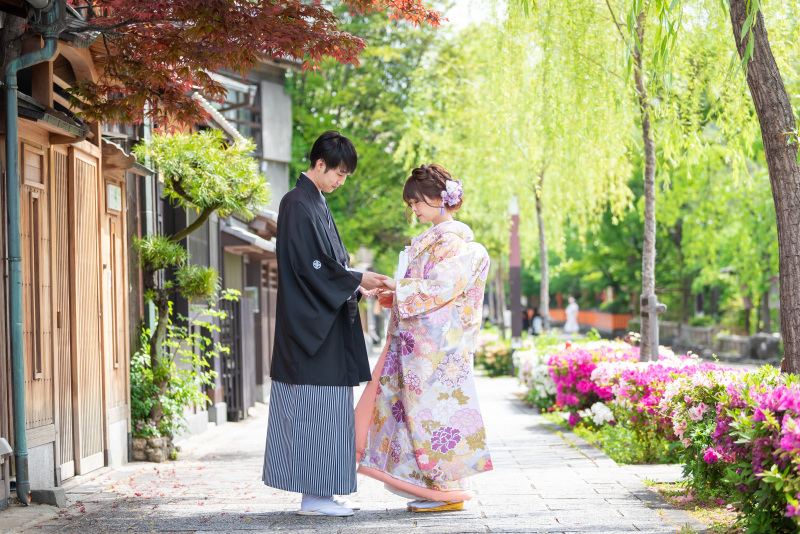 手を取り合って