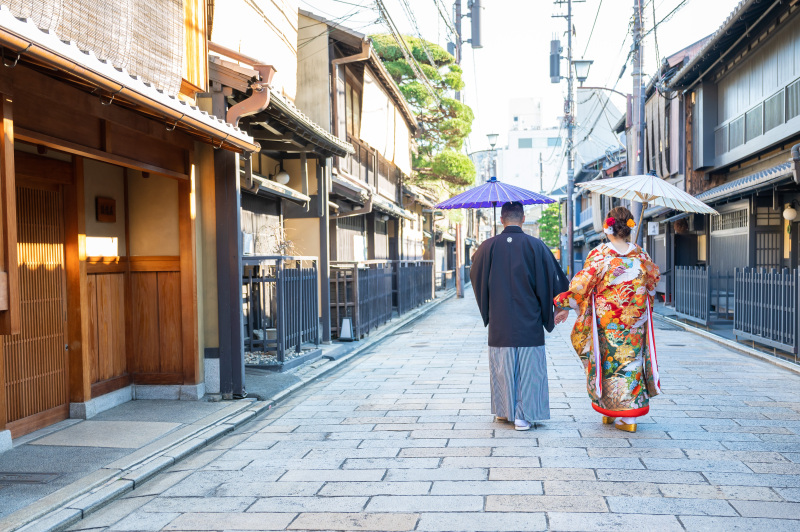 誰もいない祇園町屋の石畳を歩いて