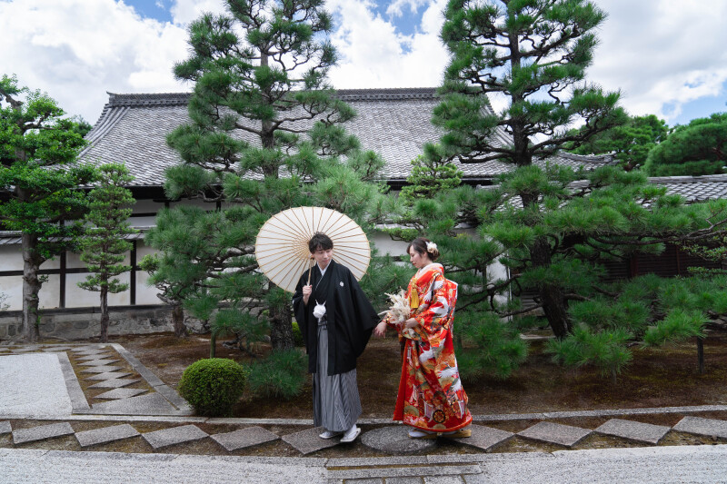 松の緑と大理石の白