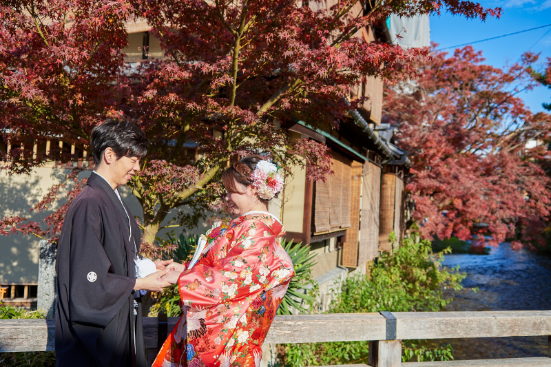 手を取り合って。