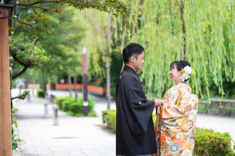 手を取り合って