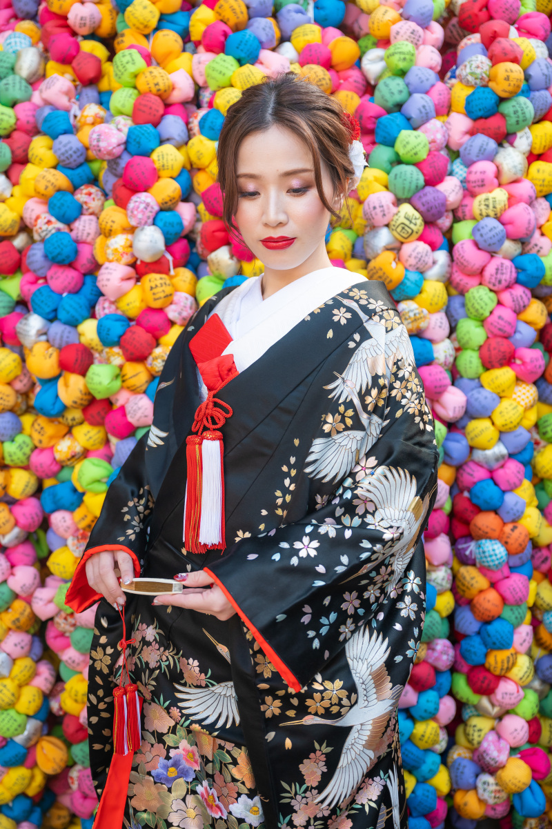 かっこよく今度は黒い色打掛に着替えました。