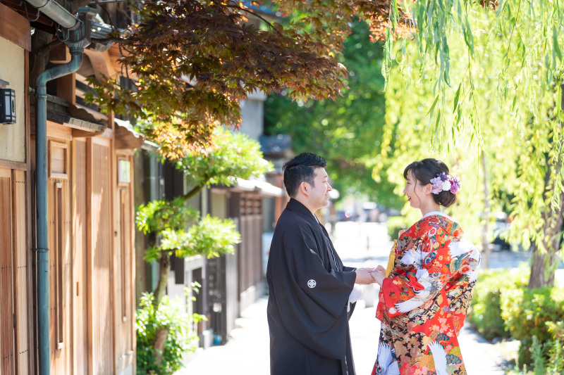 手を取り合って…