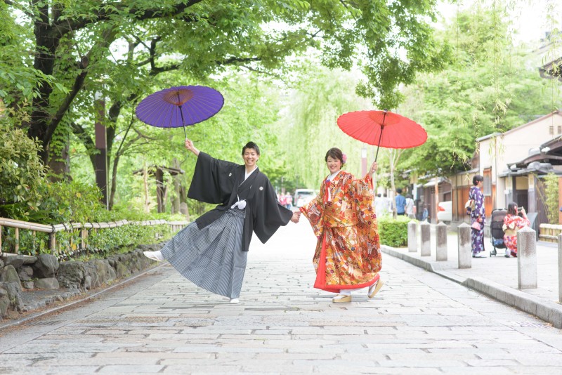 大きく傘を突き上げて