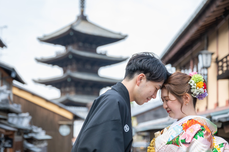 おでことおでこを合わせます。