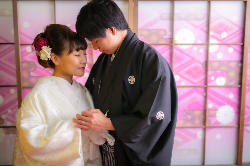 手を取り合って