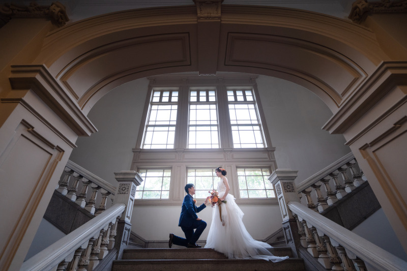 窓から差し込む光の中