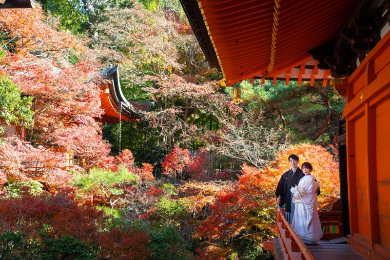 秋晴れの日に映える紅葉と和装