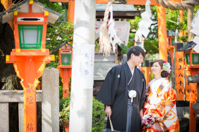 神社前の自然なお二人