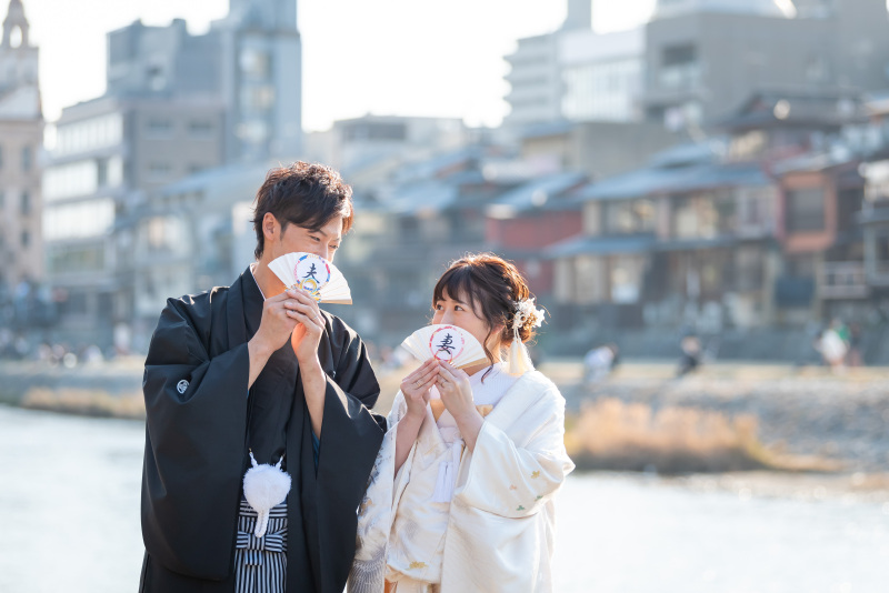 町並みを背景に…