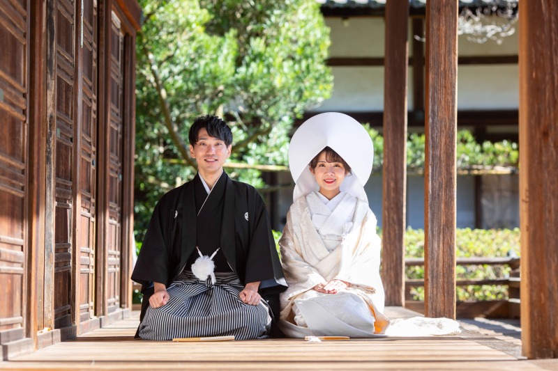 座礼のポーズで見せる、二人の笑顔