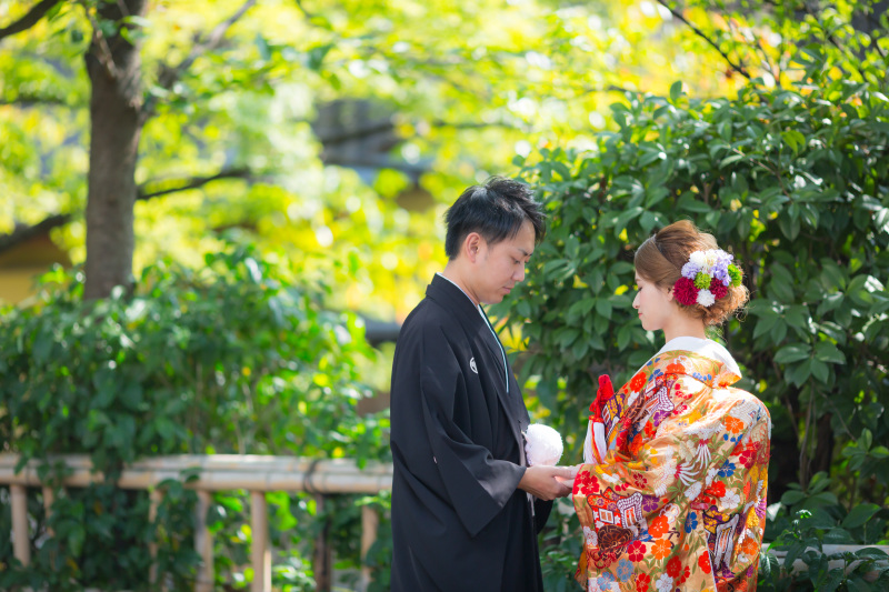 手を取り合って。