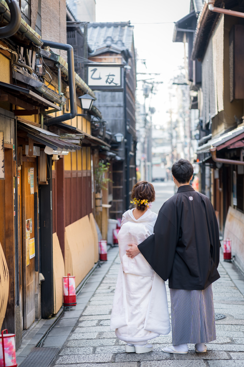 京町屋を背景にバックショット