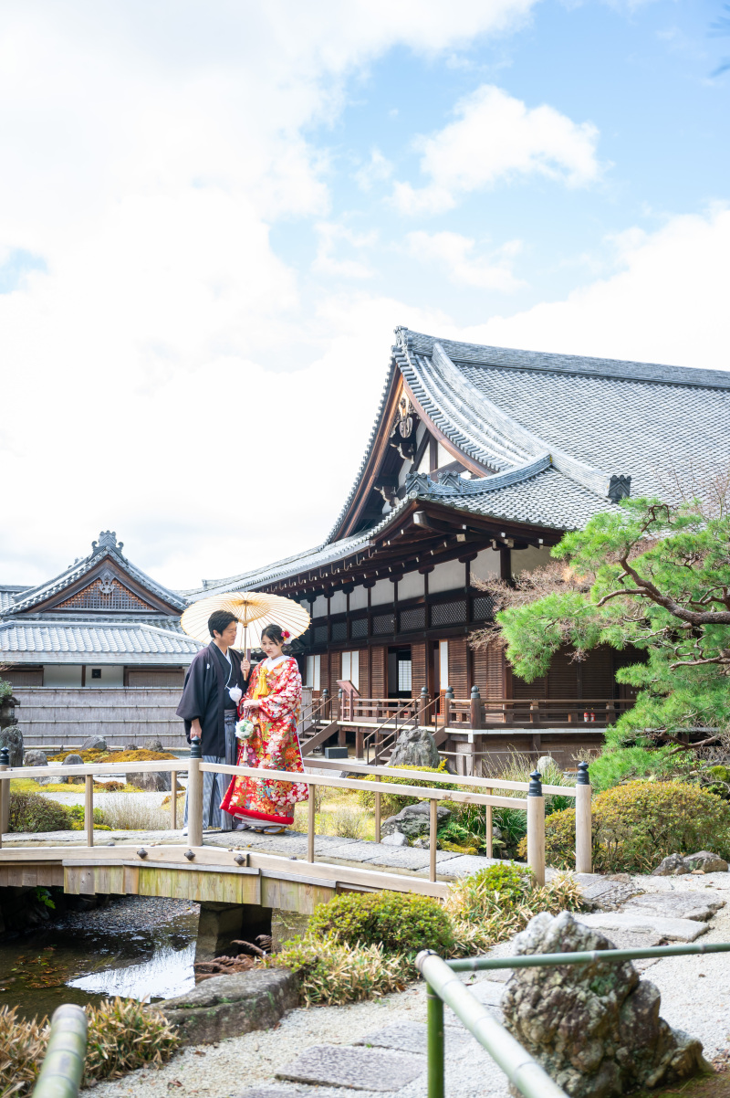 お庭にかかる太鼓橋の上にたたずむお二人