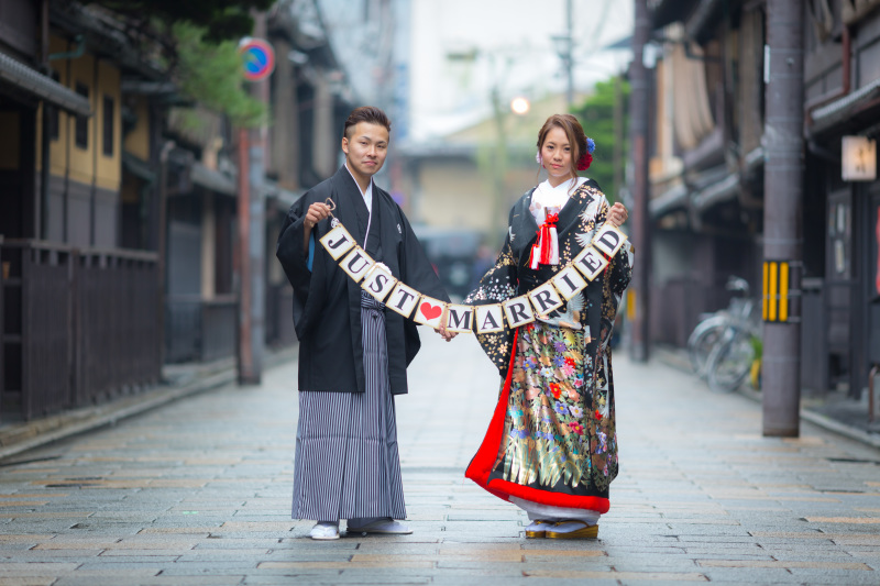 町家バックに黒紋付の新郎様と