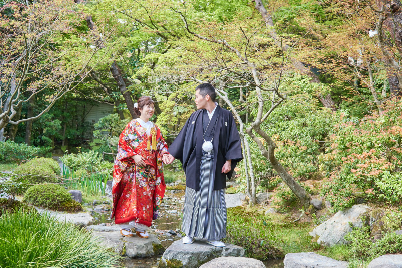 手を引きながら