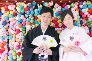 カラフルなお守り前の白無垢