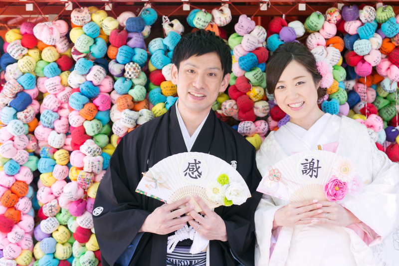 カラフルなお守り前の白無垢