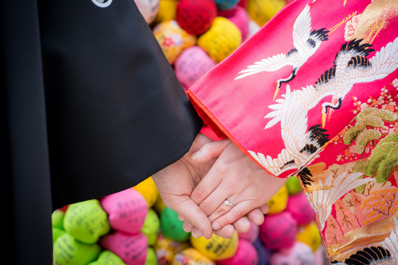 指輪がキラリ。