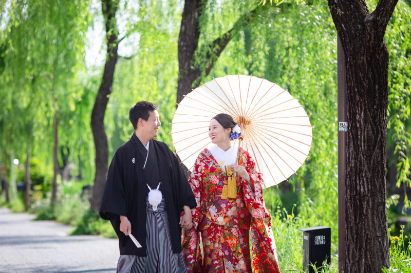 手を取り合って