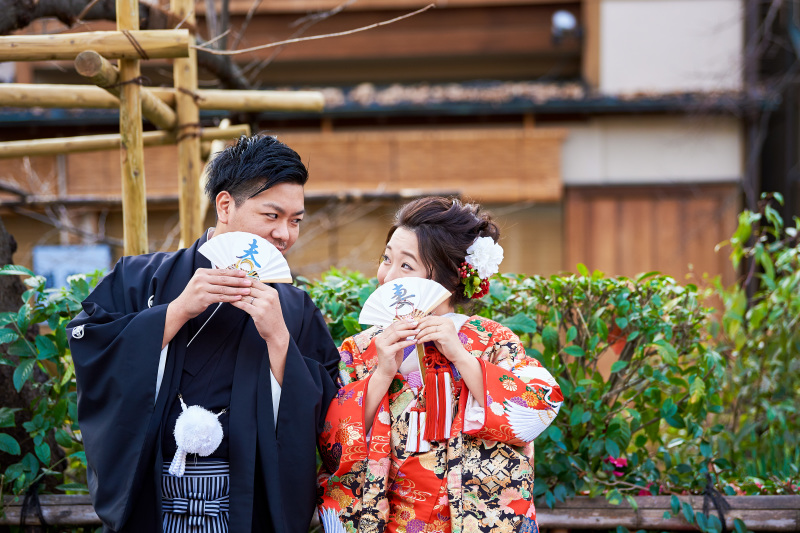 お口元を隠して。