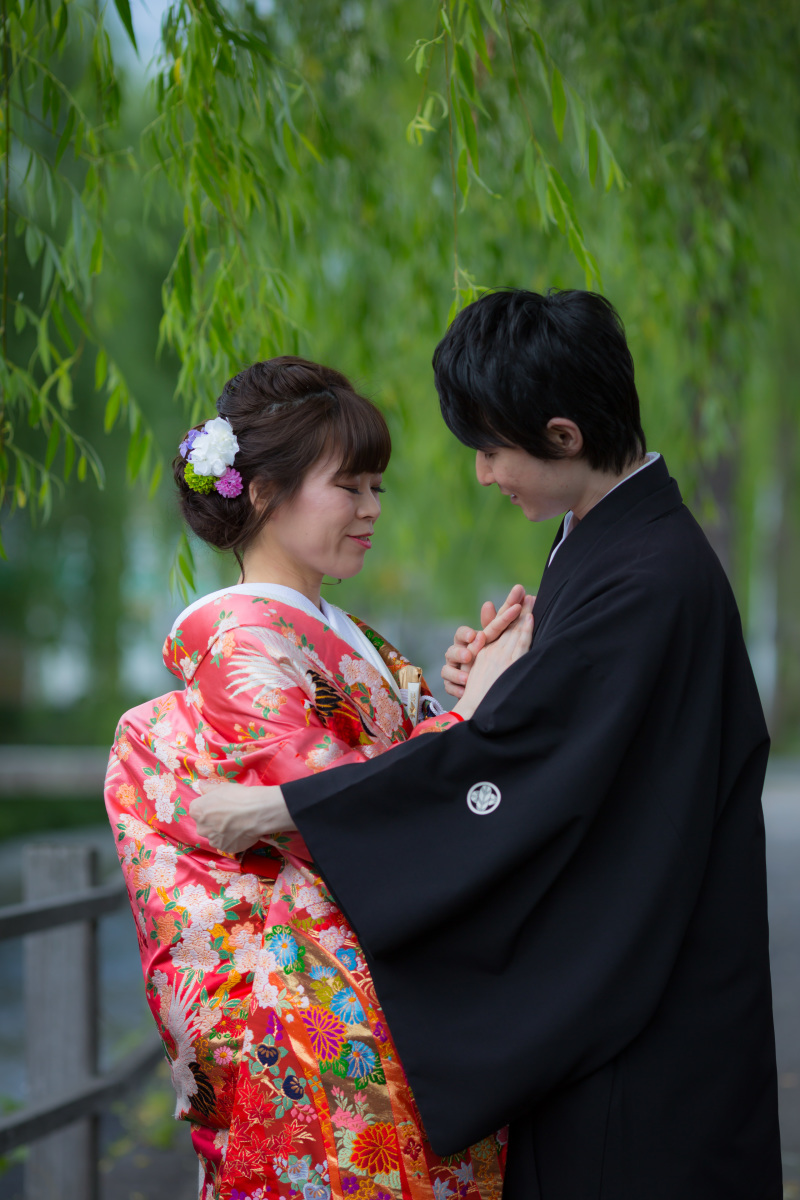 手に手を重ねて