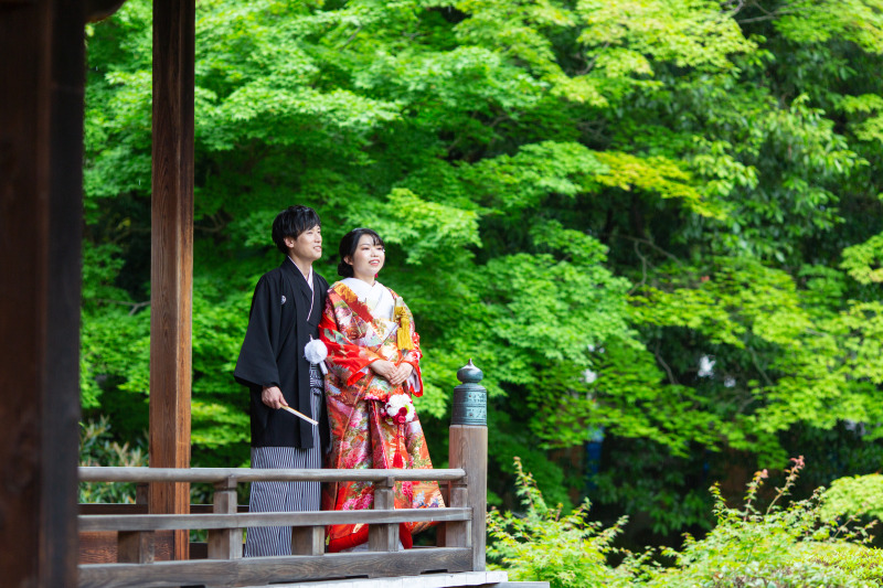 本堂にたたずむ