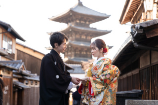 夕日に照らされた八坂の塔