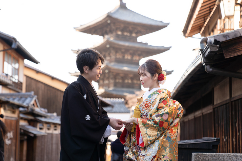 夕日に照らされた八坂の塔