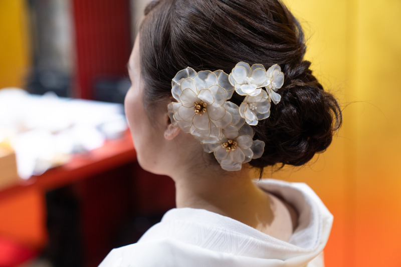 白い大輪の柔らかいお花をつけた新婦様