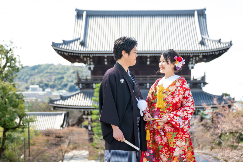 遠くにどっしりと大きな門が