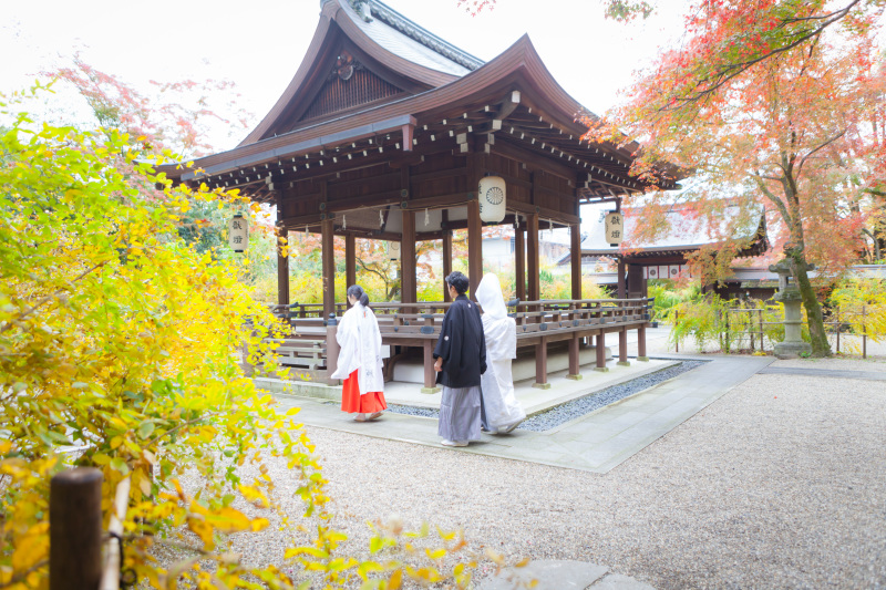巫女さんに先導されて