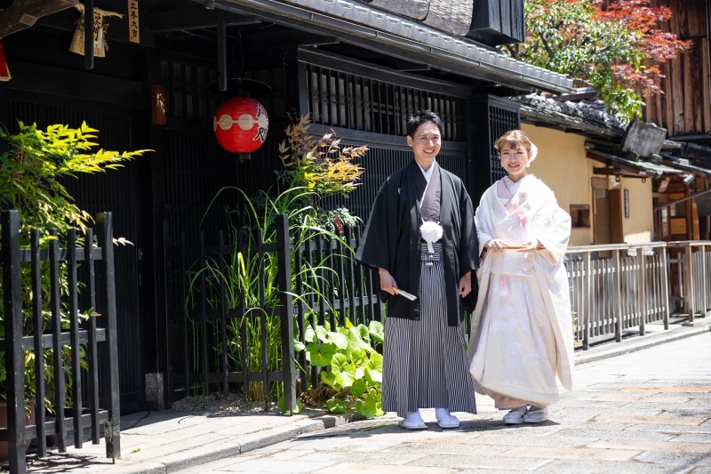 祇園の町屋をバックに